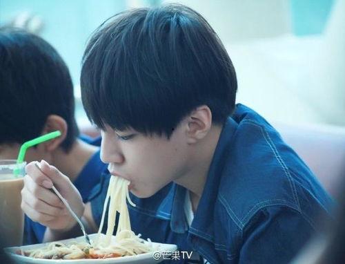 王俊凯古那拉吃瓜视频,萌态十足引网友热议