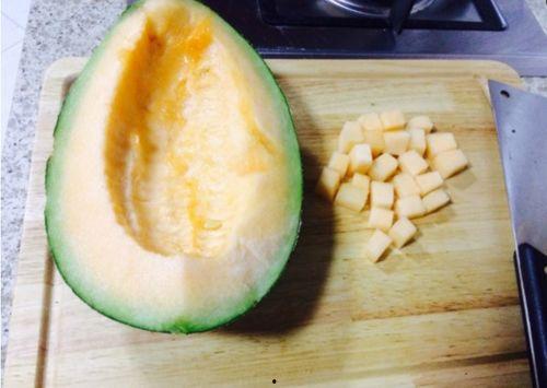 柯基吃哈密瓜的视频,哈密瓜盛宴萌态十足