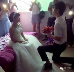 新娘吃席吃瓜视频,太接地气了！