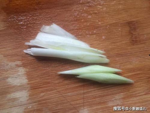 角瓜炒着吃要削皮吗视频,皮去留？揭秘角瓜削皮技巧